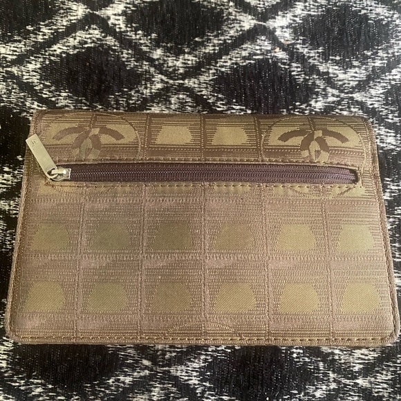 Chanel Travel Line WOC - Picture 3 of 7